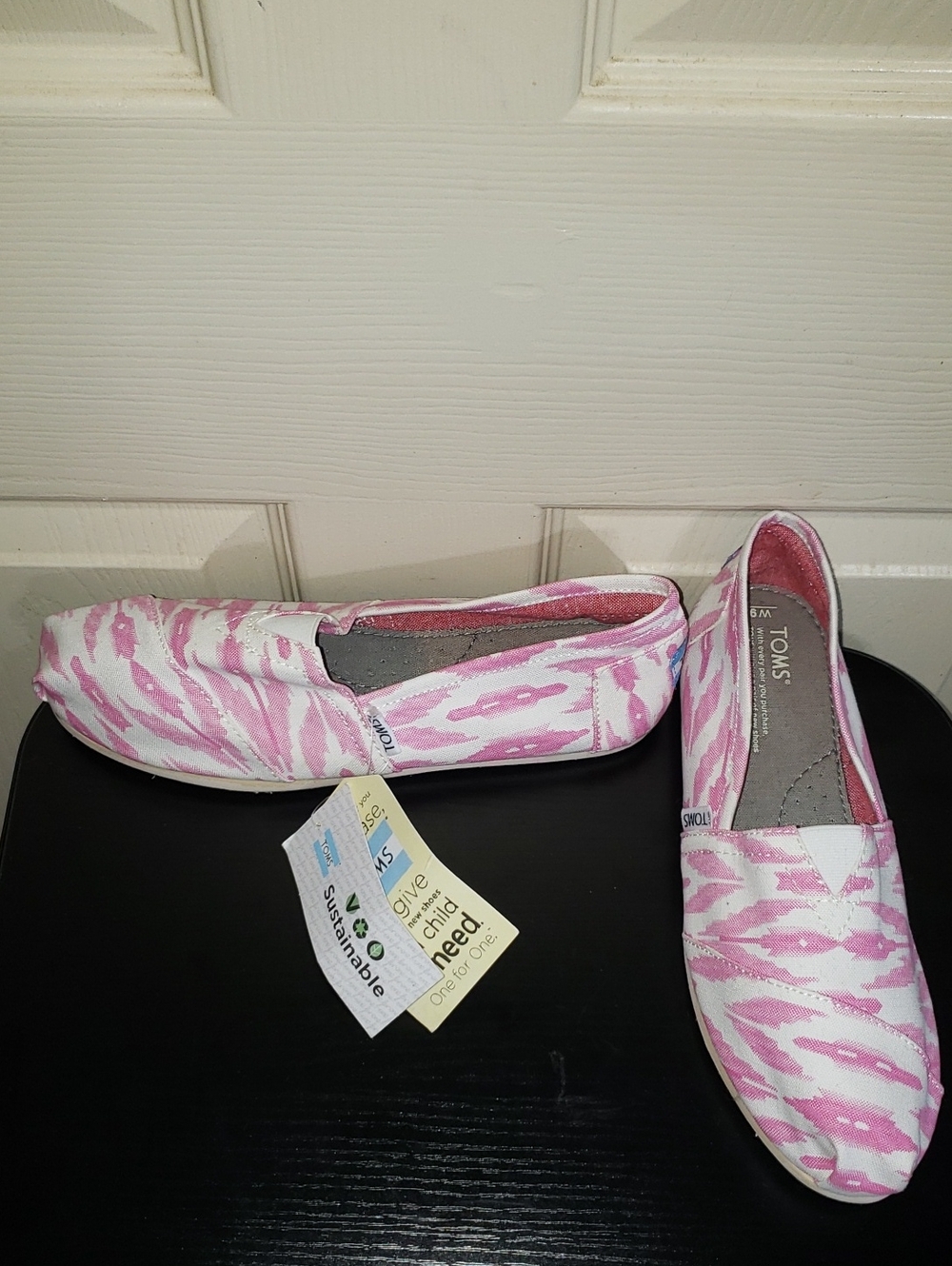 New TOMS Pink Tie-Dye Wave Classics Canvas Slip-On Shoes